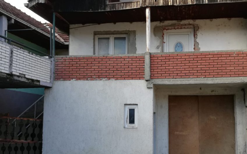 Na prodaju kuća u Brodarevu 250 m² + zemljište 2.500 m²