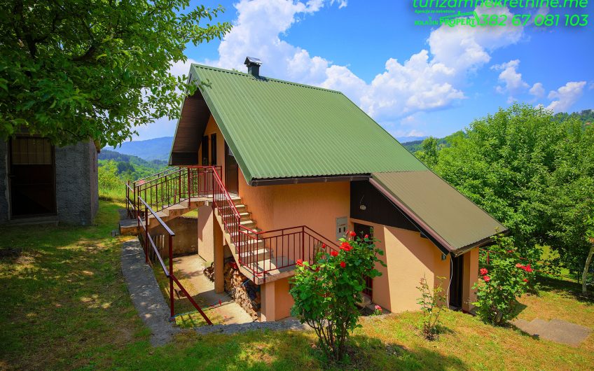 Porodična kuća sa dvorištem, Smailagića Polje, Kolašin