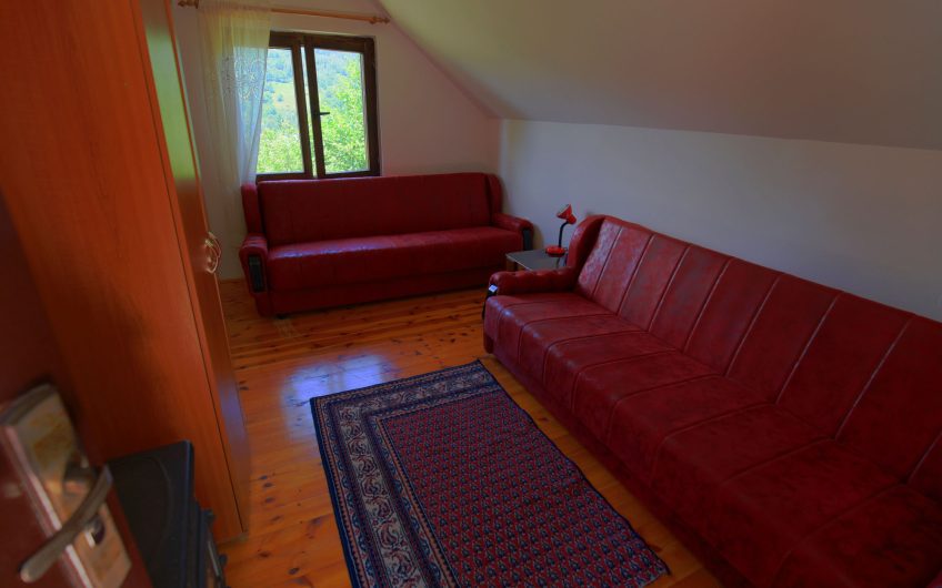Porodična kuća sa dvorištem, Smailagića Polje, Kolašin
