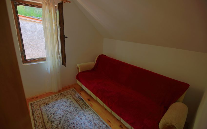 Porodična kuća sa dvorištem, Smailagića Polje, Kolašin