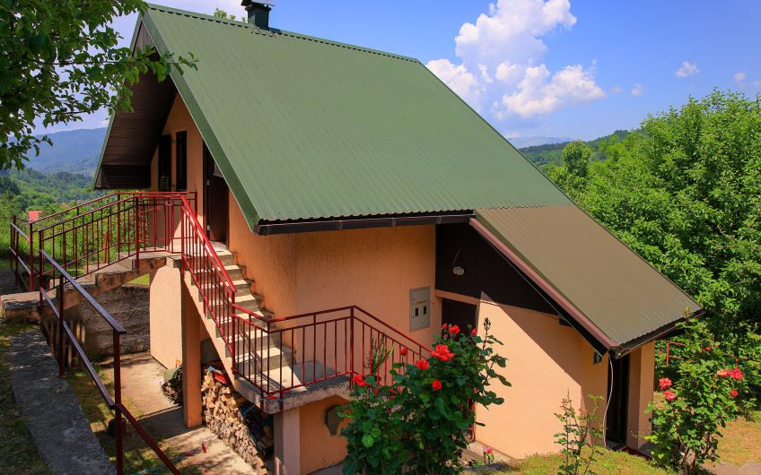 Porodična kuća sa dvorištem, Smailagića Polje, Kolašin