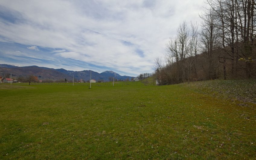 Na prodaju zemljište 9000 m² sa raznovrsnim razvojnim potencijalom, Blatina, Kolašin