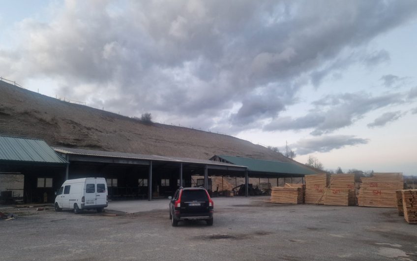 Na prodaju plac i poslovni objekat – hala (pilana) sa pratećom infrastrukturom, Berane